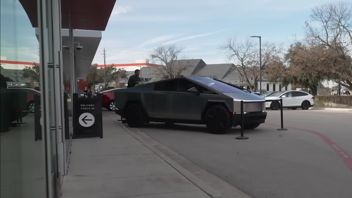 Here’s the 1st Video of Cybertruck Delivery at a Tesla Store Tesla